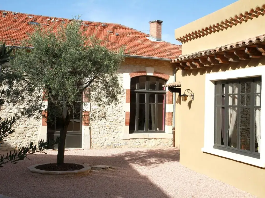 Logis Hôtel le Clos des Oliviers restaurant in Bourg-Saint-Andéol