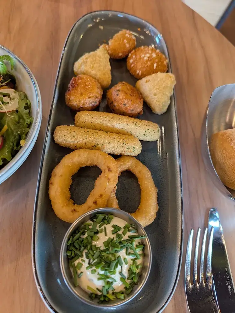 Shwe Phyo_LRB_Dinan_review