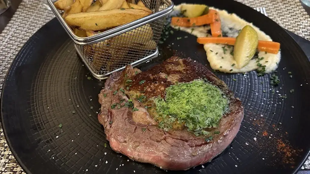 Adnan Al-Harbi_Restaurant-Crêperie La Goulue_Bozel_review