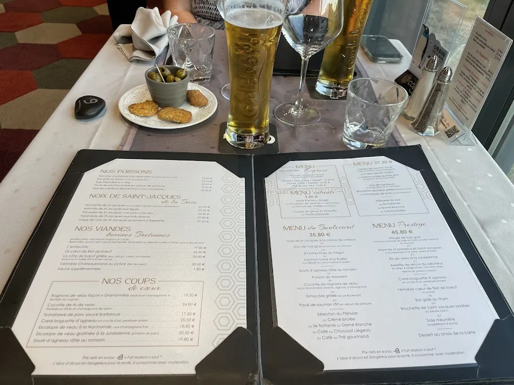 Patrick Verschueren_La Taverne - table de caractère - Plérin_Plérin_review