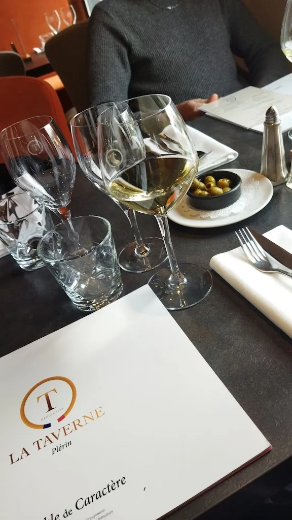 Michele Whitehouse_La Taverne - table de caractère - Plérin_Plérin_review