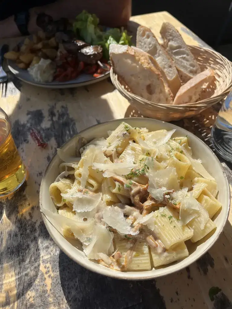 Alexandra Jones_La Moussette_Douarnenez_review