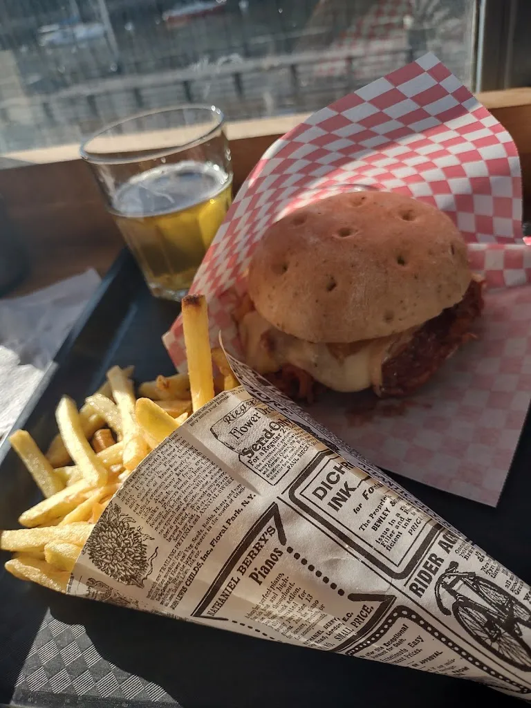 Cindy Pappas - Enault_Gus burger_Douarnenez_review