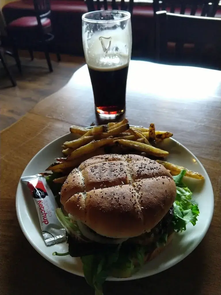 Delona Lang_Ti Devine's [PUB IRLANDAIS]_Rostrenen_review