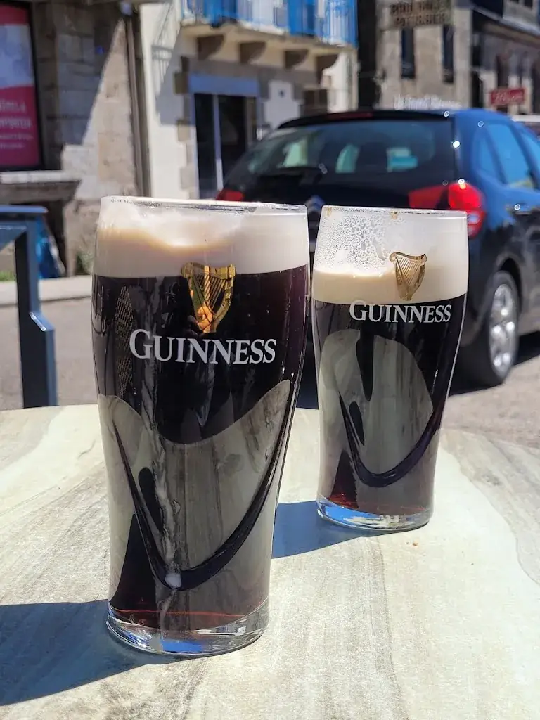 Pamela Andrews_Ti Devine's [PUB IRLANDAIS]_Rostrenen_review