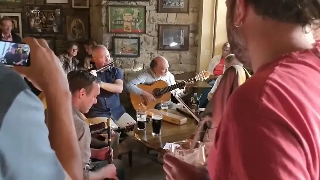 Ti Devine's [PUB IRLANDAIS]_Rostrenen_slider_image_2