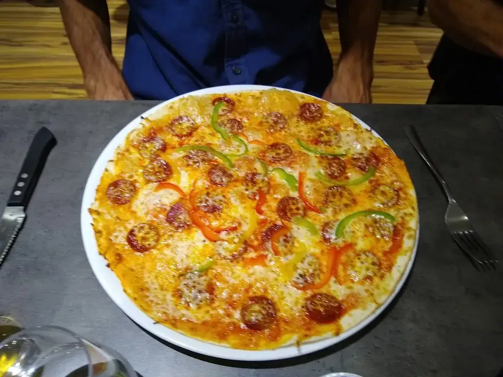 Jen Mitchell_Pizzeria La Grotte_Rostrenen_review