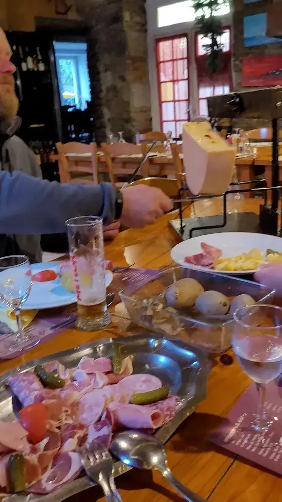 Le Refuge restaurant in Saint-Broladre