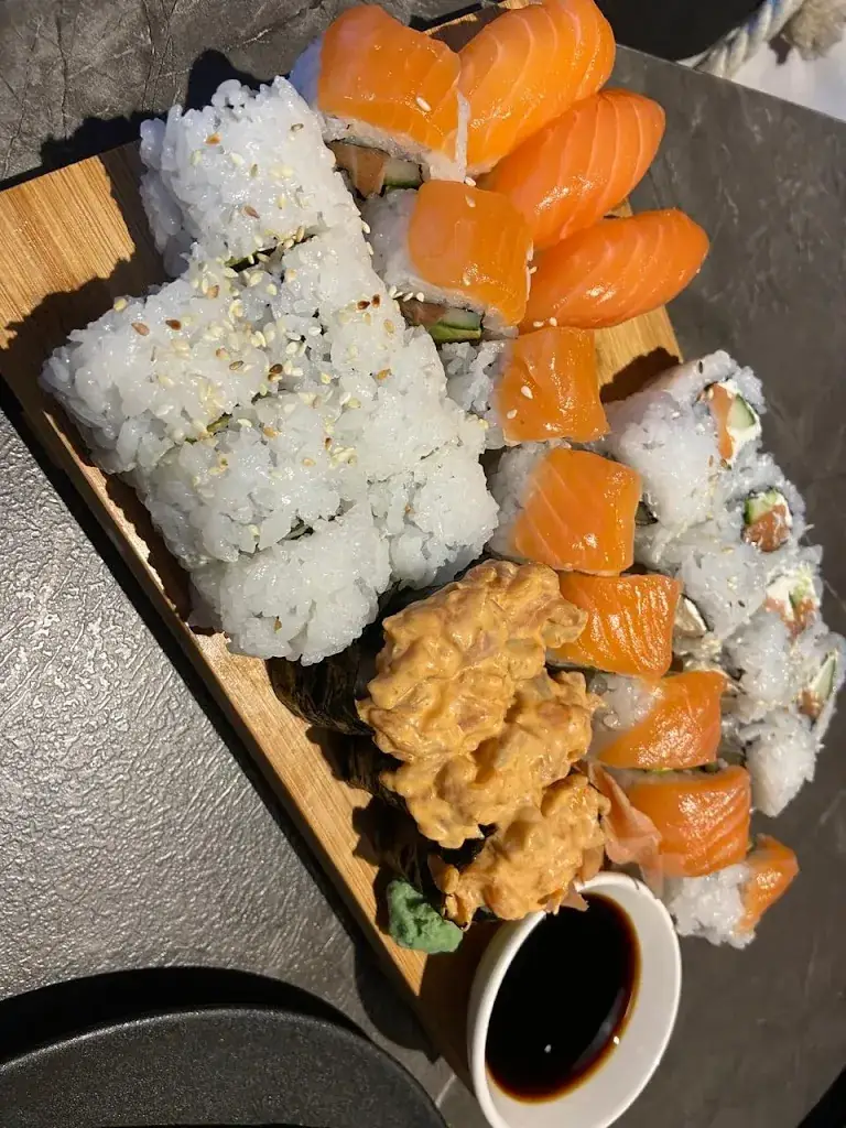 Clara Labonne_Seven Lock's Sushi_Mauritius_review