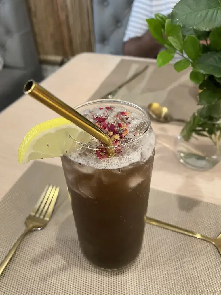 Djamil Edoo_Hola Cafe_Mauritius_review