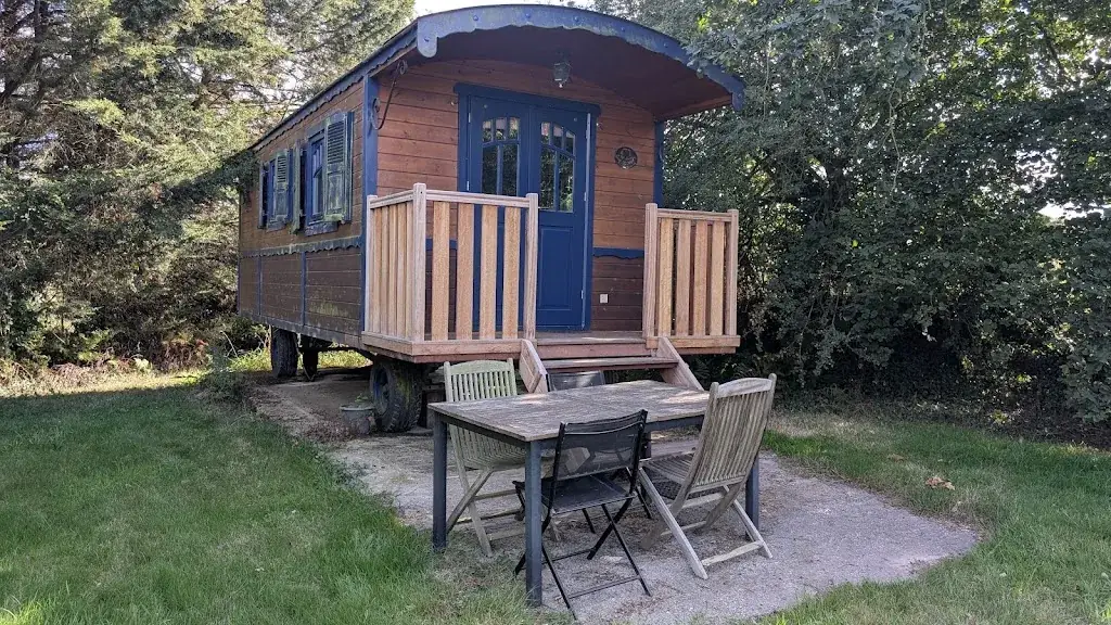 Baptiste Grosbois_Suzanne City_Saint-Donan_review