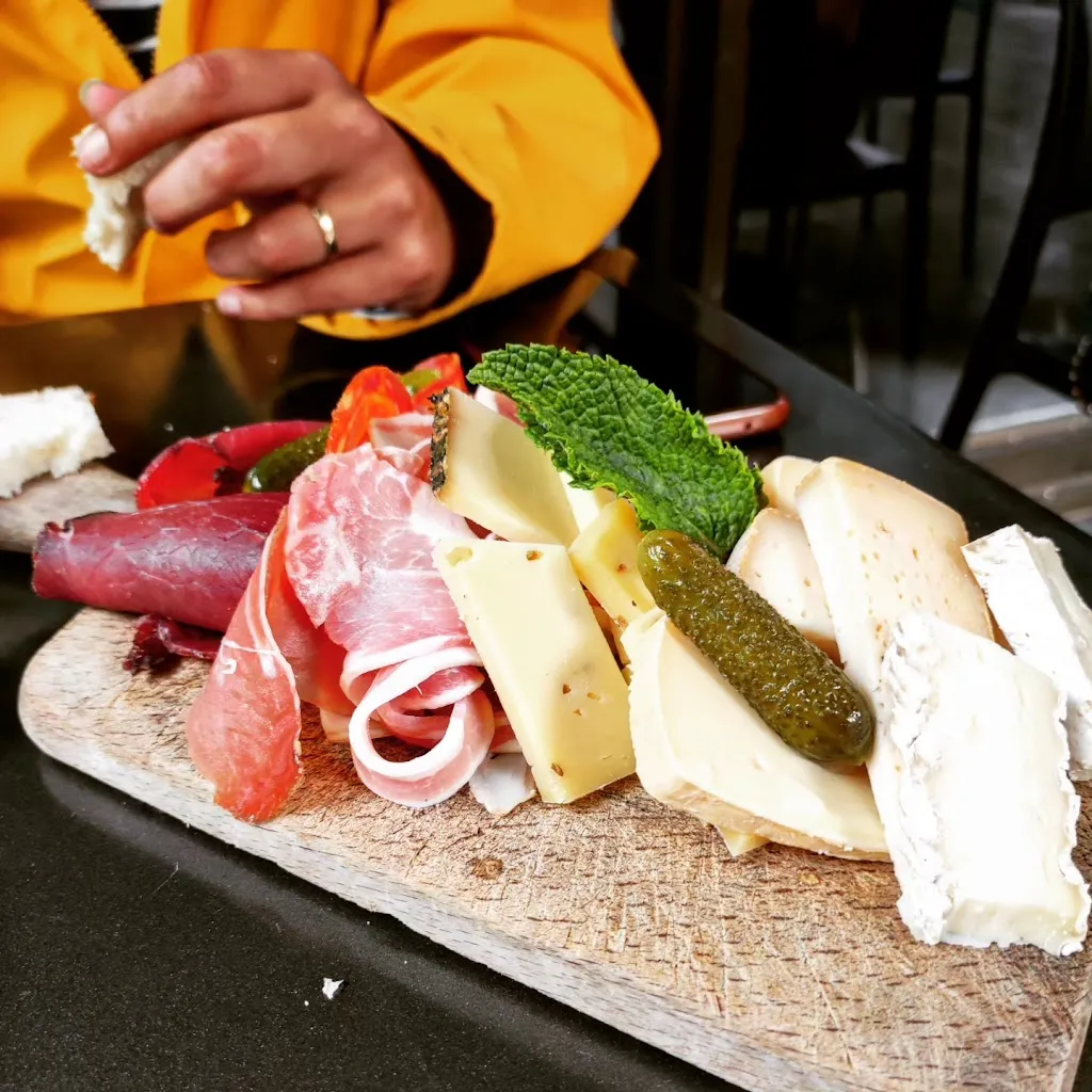 Salwa Nakhal_Le Fût Chantant_Saint-Brieuc_review