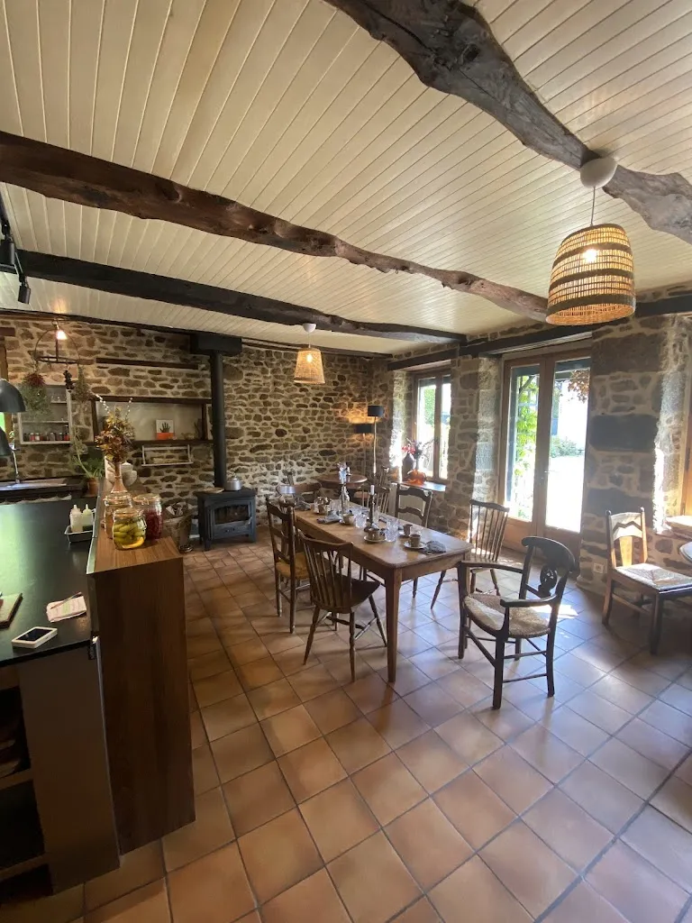 Auberge les filles en bottes restaurant in Saint-Georges-de-Reintembault