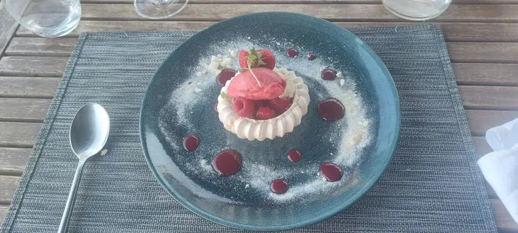 Julian Asher_LE RUSTY_Saint-Briac-sur-Mer_review