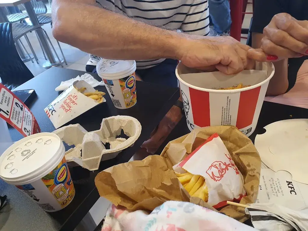 Dylene T._KFC Saint Quay Perros_Saint-Quay-Perros_review