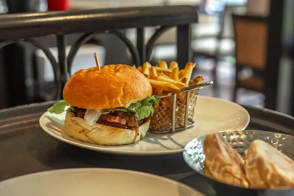 La Taverne - Table de caractère - Saint-Grégoire_Saint-Grégoire_slider_image_2