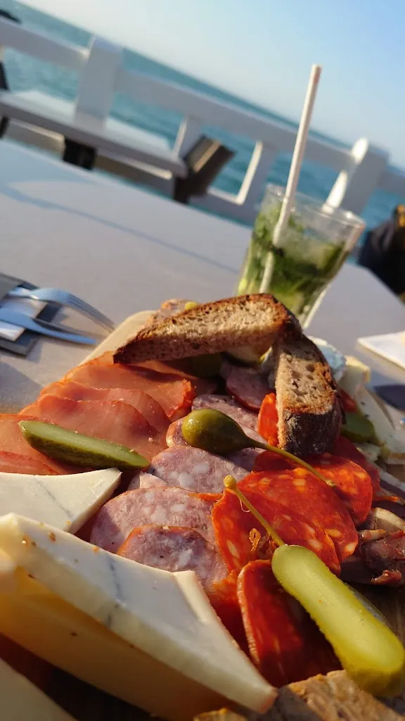 Charles Lales_Le Café de la Plage_Saint-Quay-Portrieux_review