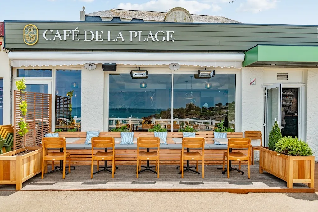 Le Café de la Plage Restaurant in Saint-Quay-Portrieux