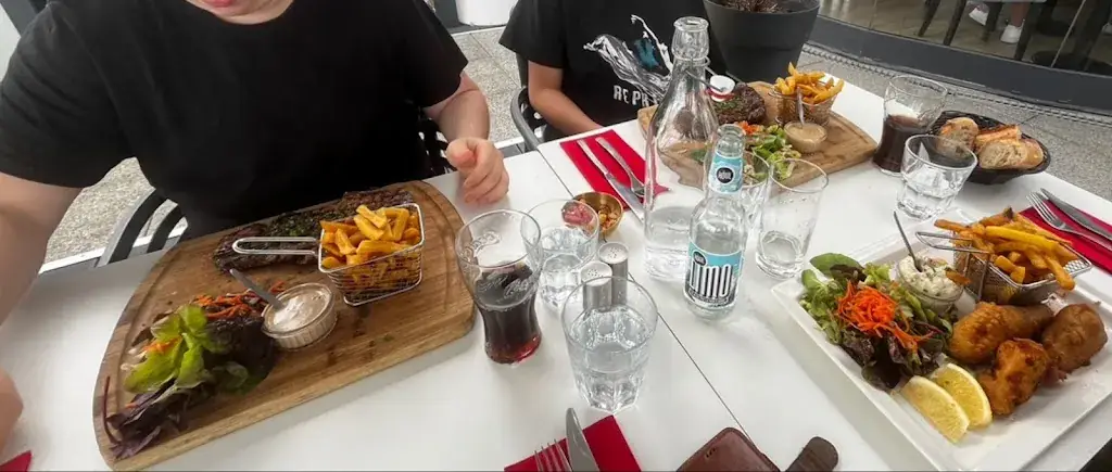 Daniel Siegenthaler_Les terrasses du port_Saint-Quay-Portrieux_review