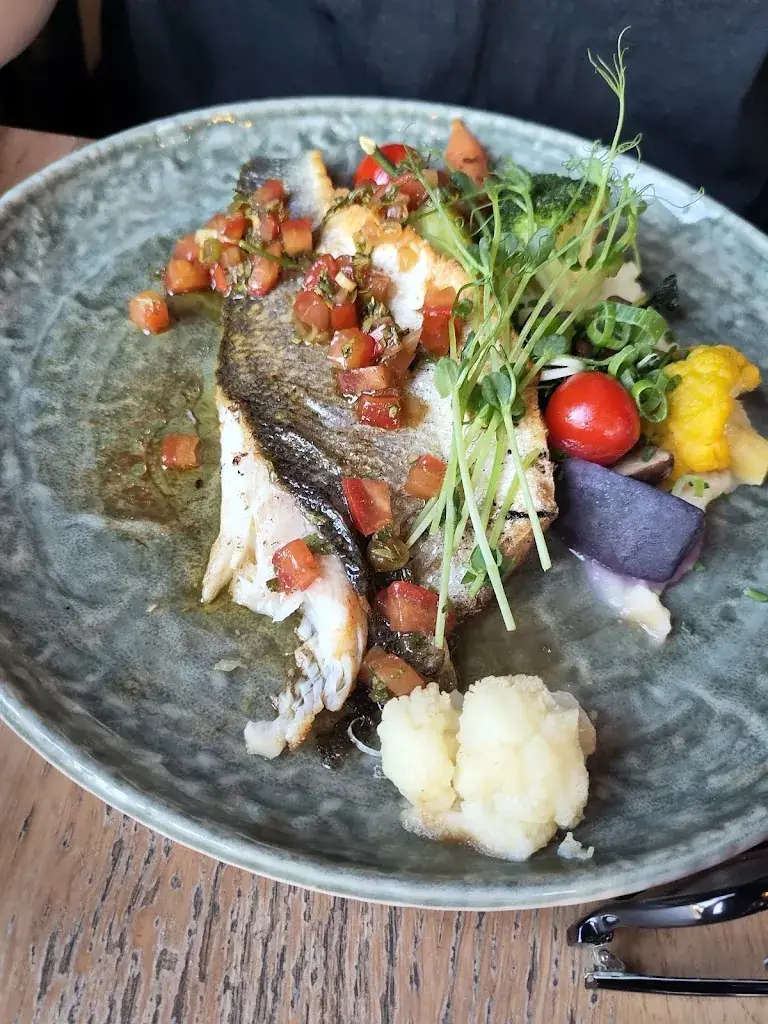 Daniel Wood_Le Bigorneau_Trinité-sur-Mer_review