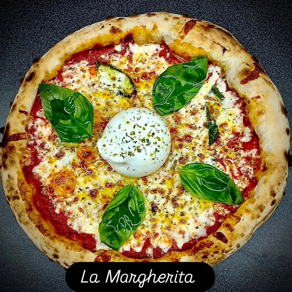 Manitoba Pizza_Saint-Méloir-des-Ondes_slider_image_1