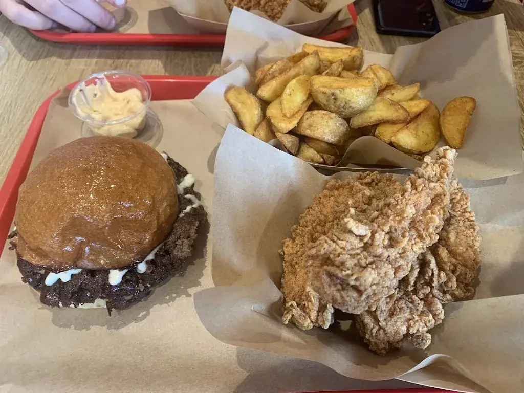 At Héna_Skali - Smash Burgers & Fried Chicken_Saint-Méloir-des-Ondes_reseña