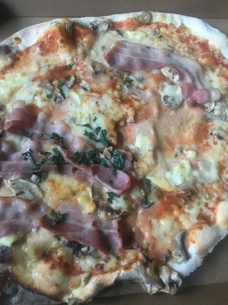 Mihail Macari_La Villa - restaurant pizzéria_Noyal-sur-Vilaine_review