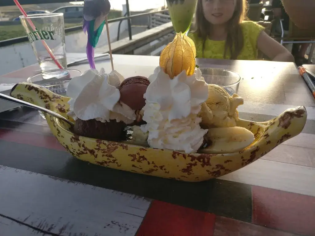 Zuzana Varney_Le Pass Port_Trégunc_review