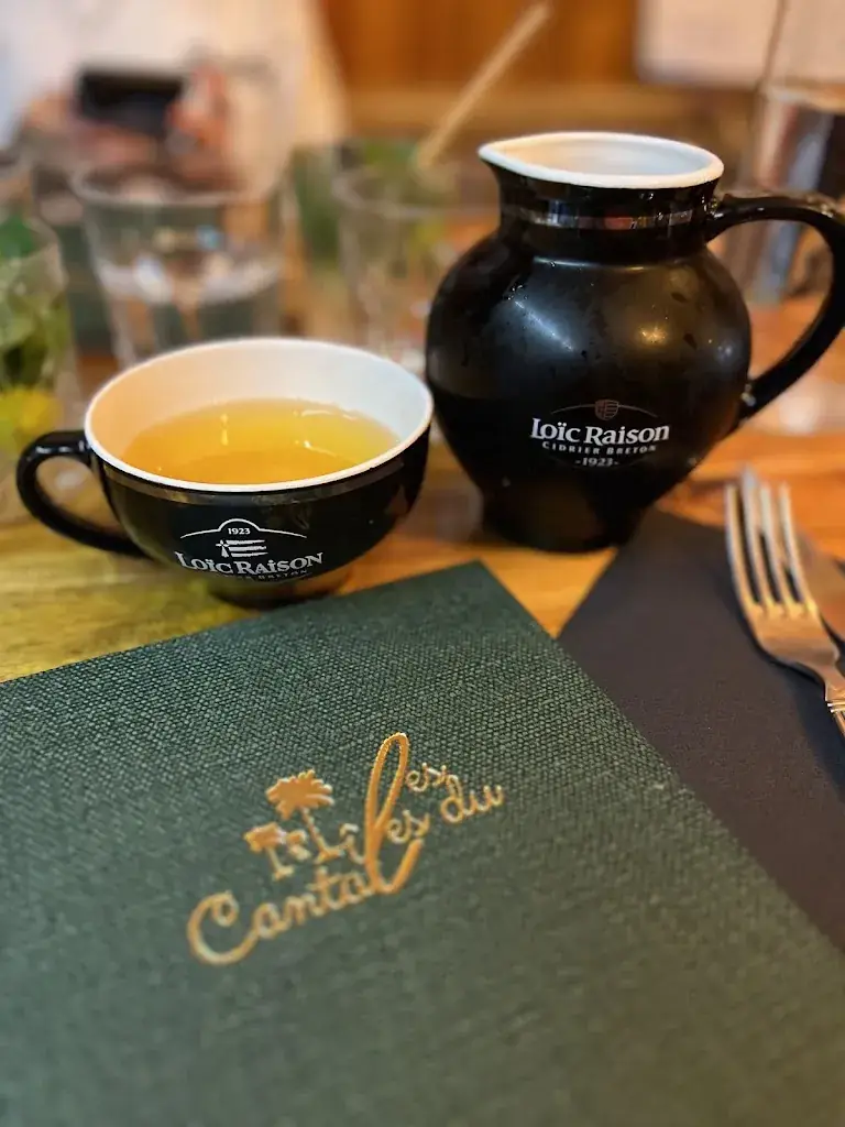 Estela Serrano Sanchis_Les Îles du Cantal_Saint-Flour_recensione