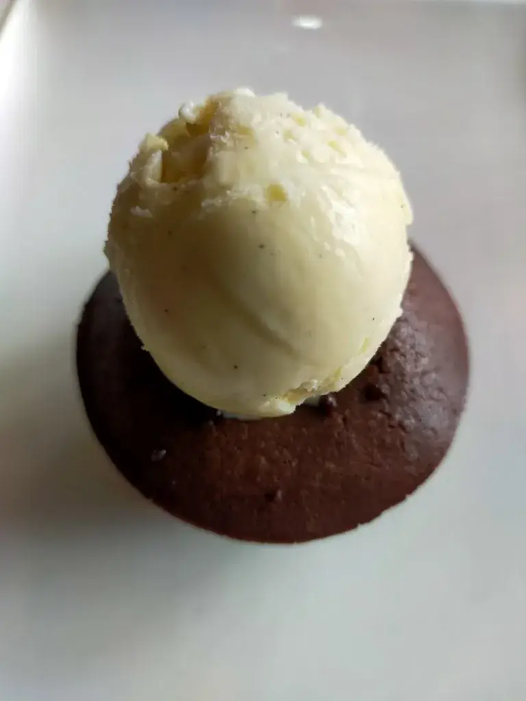 Anne Larivière_Café du Chateau_Anet_review