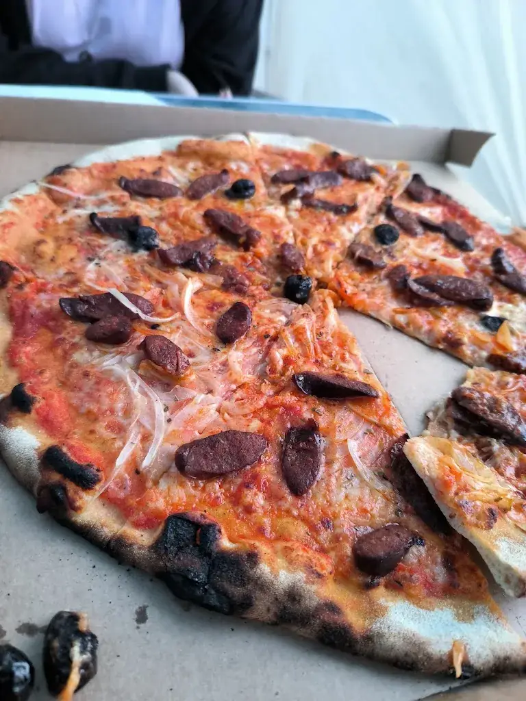 Robin H._Pizza-Braises. Pizza au feu de bois_Theix-Noyalo_review