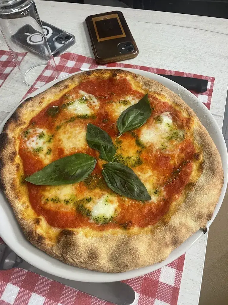 Kevin Zou_Pizzeria de la place_Aubigny-sur-Nère_review