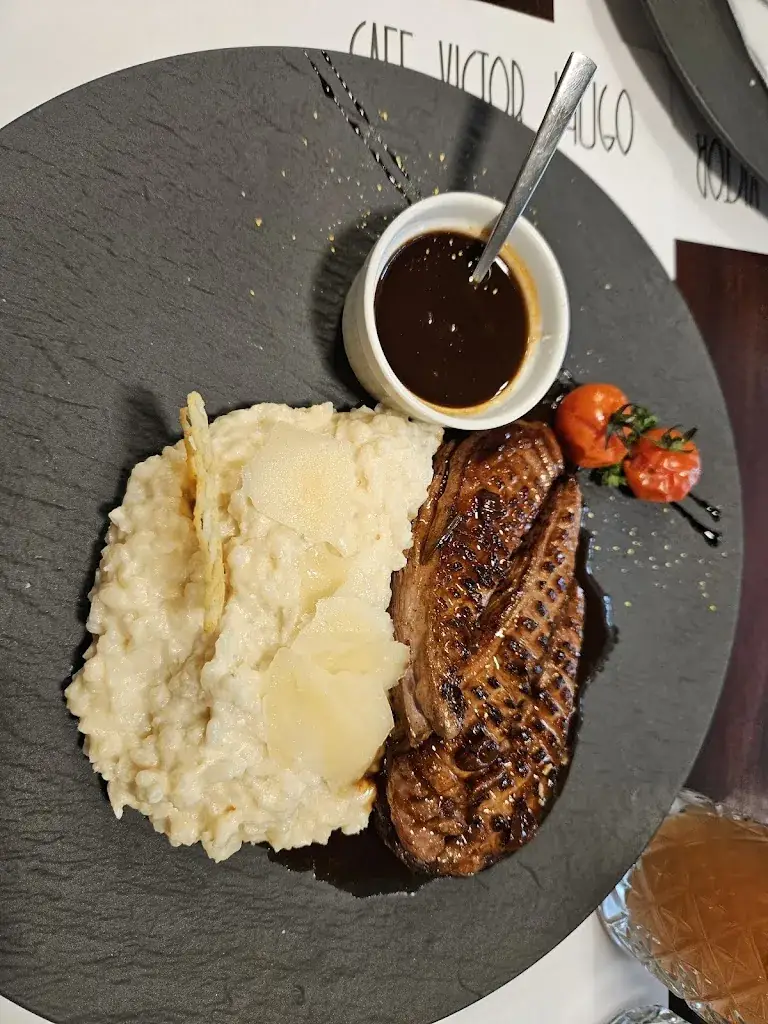 Veronika Molnar_Le Café Victor Hugo - VH_Valence_review