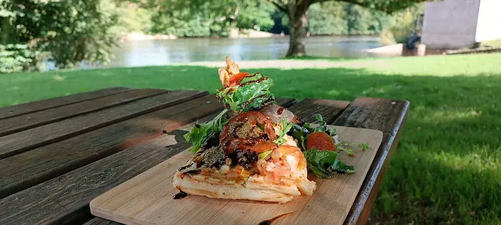 Plage de Chenet restaurant in Ceaulmont