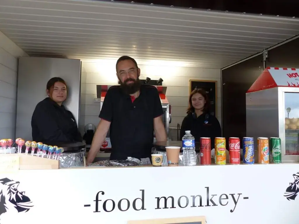 Food Monkey - food truck_Château-Renault_slider_image_3