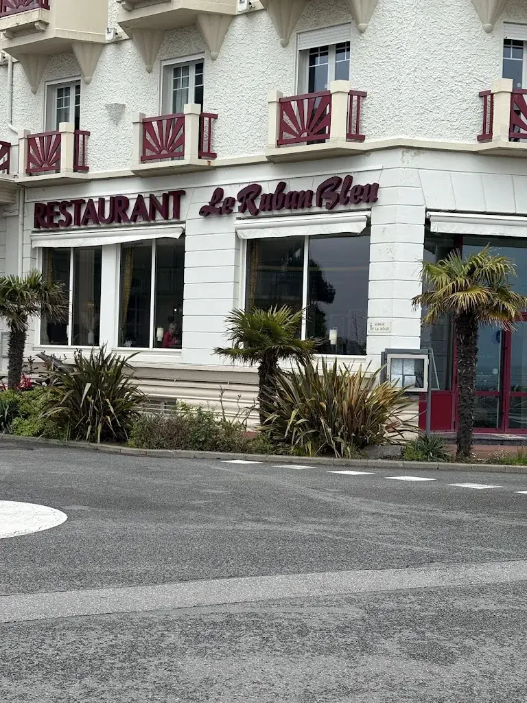 Roy Akiki_Le Ruban Bleu_Baule-Escoublac_review