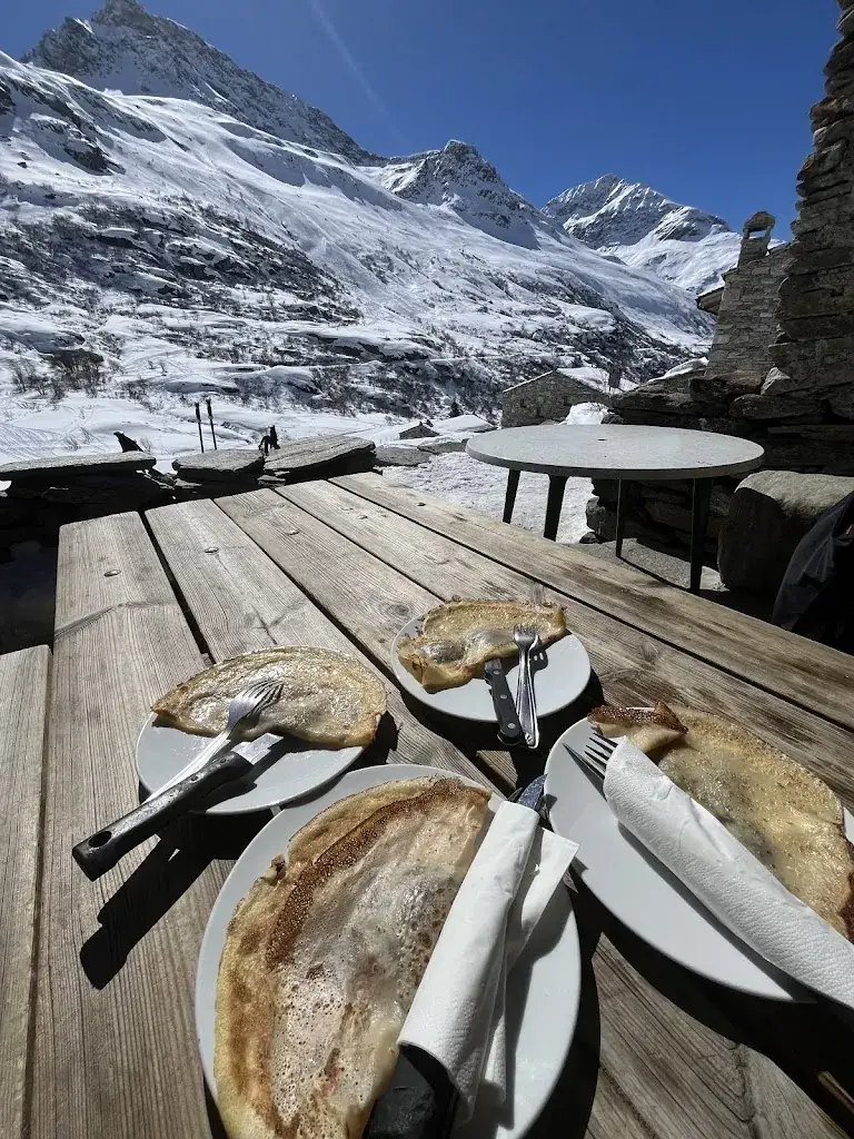 Dominika Pav_La pierre à cupules_Bonneval-sur-Arc_review