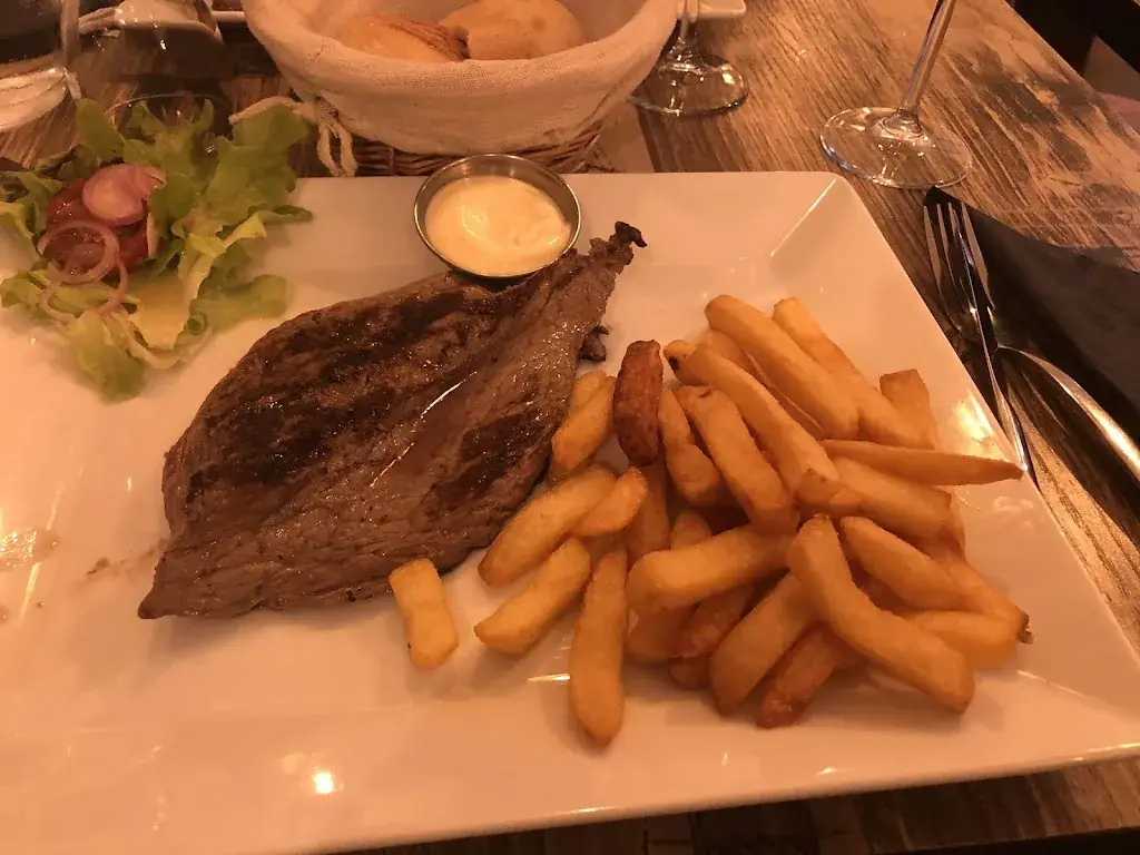 Miranda Vanthoor_LE QG PIZZERIA_Bonny-sur-Loire_review