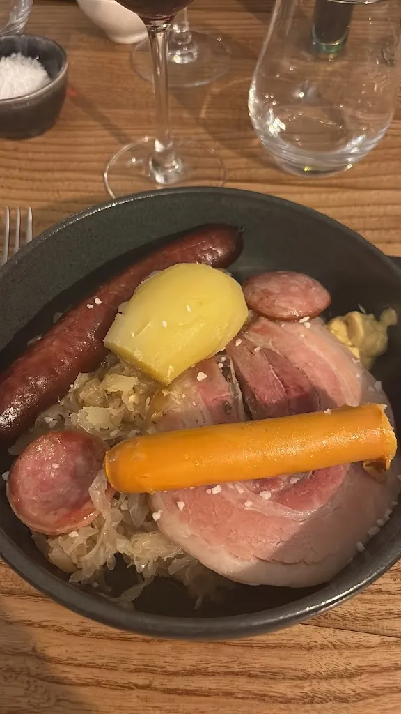 Chloe Lingot_Le Sully_Villes_review