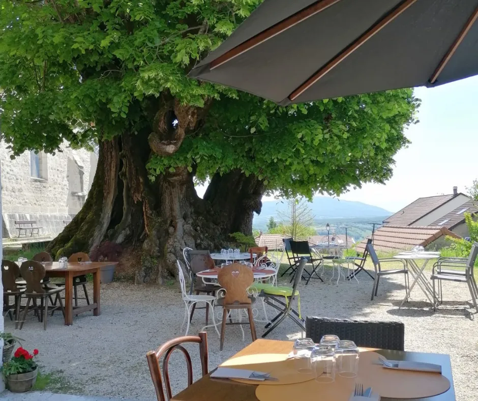 Le Sully restaurant in Villes