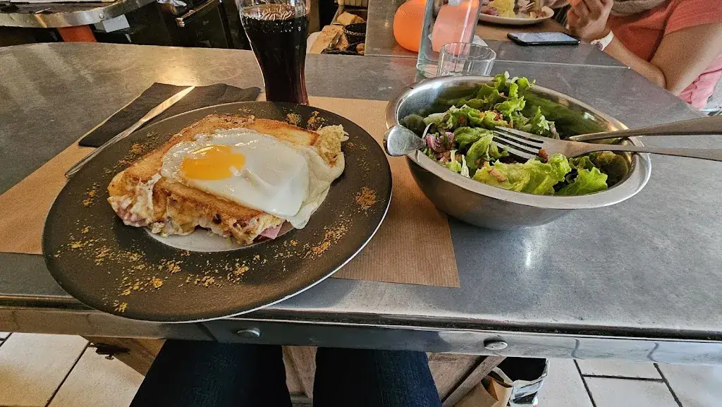 George Sweeney_La Pleine Lune_Bourges_review