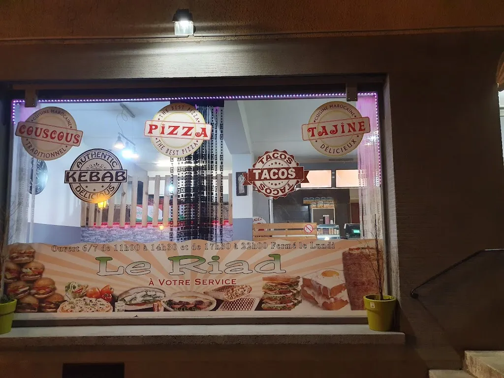 Le riad boynes restaurant in Boynes