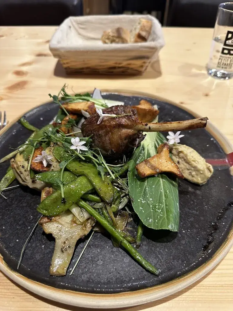 Cécile Vandenbulcke_plumes et cassolettes_Bourg-Saint-Maurice_review