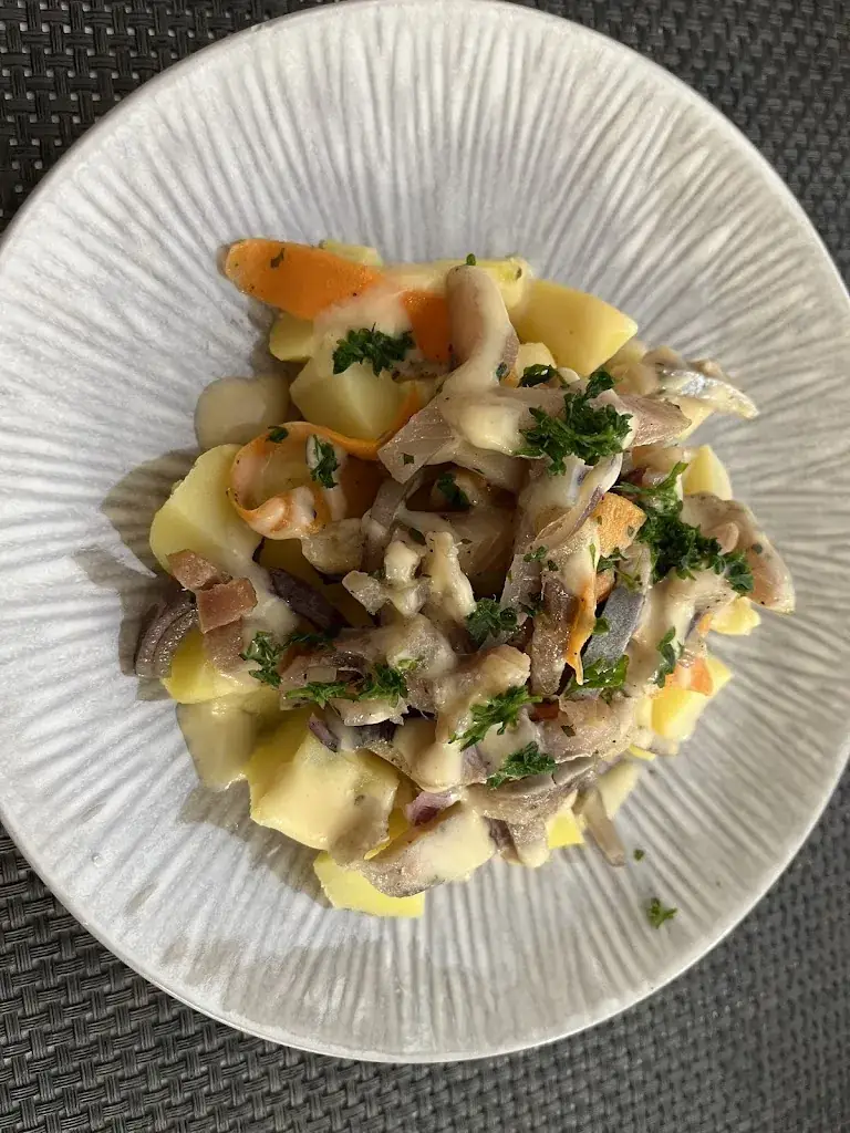 Louis-Philippe De La Rochefoucauld_Between Earth and sea_Tavers_review