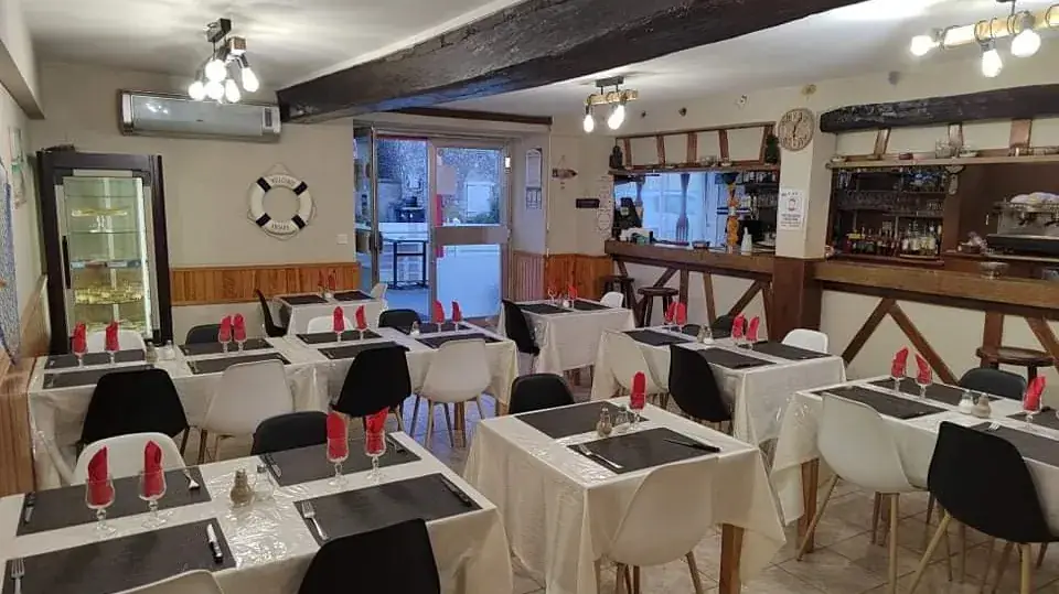 Between Earth and sea restaurant in Tavers