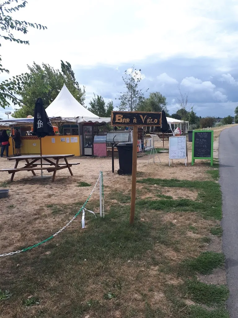 Michel Hirault_Coin Picnic Bord De Loire_Beaugency_review