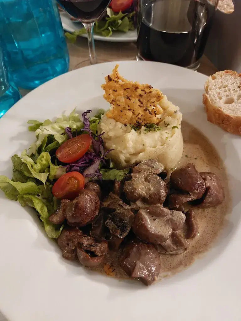 John Crelly_Café De La Paix_Chinon_review