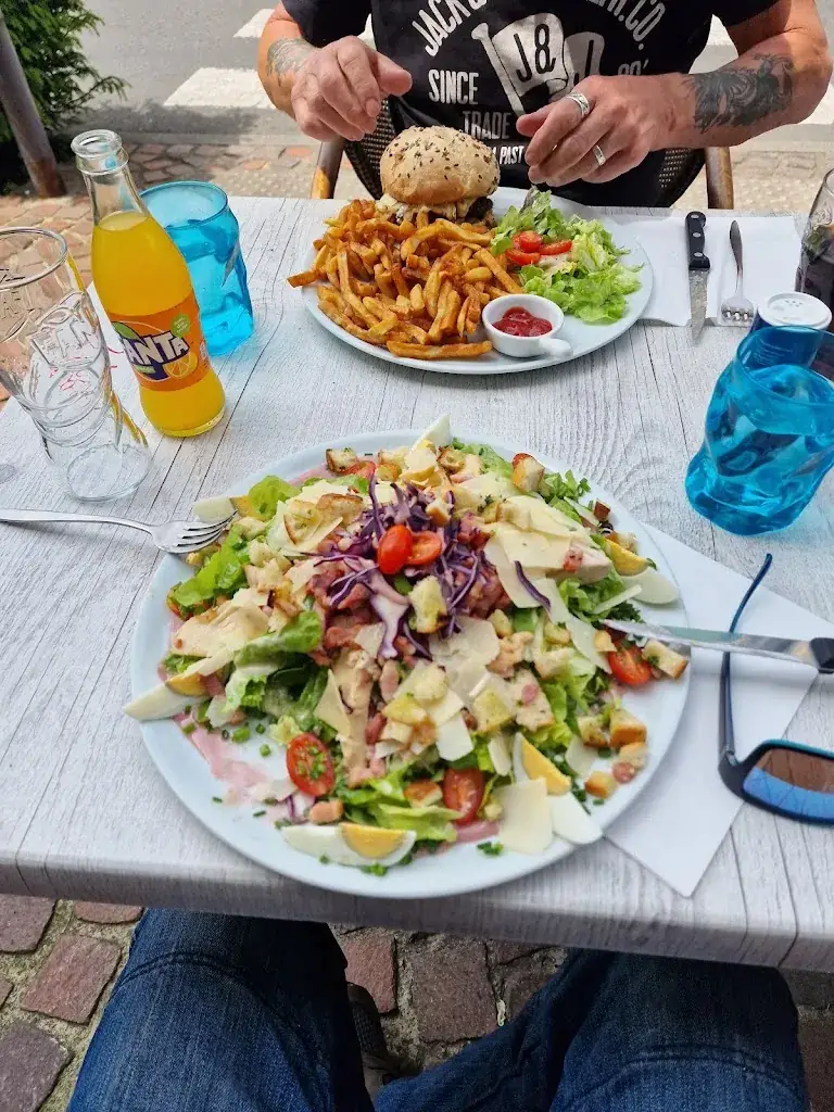 Mitchell Clarke_Café De La Paix_Chinon_review