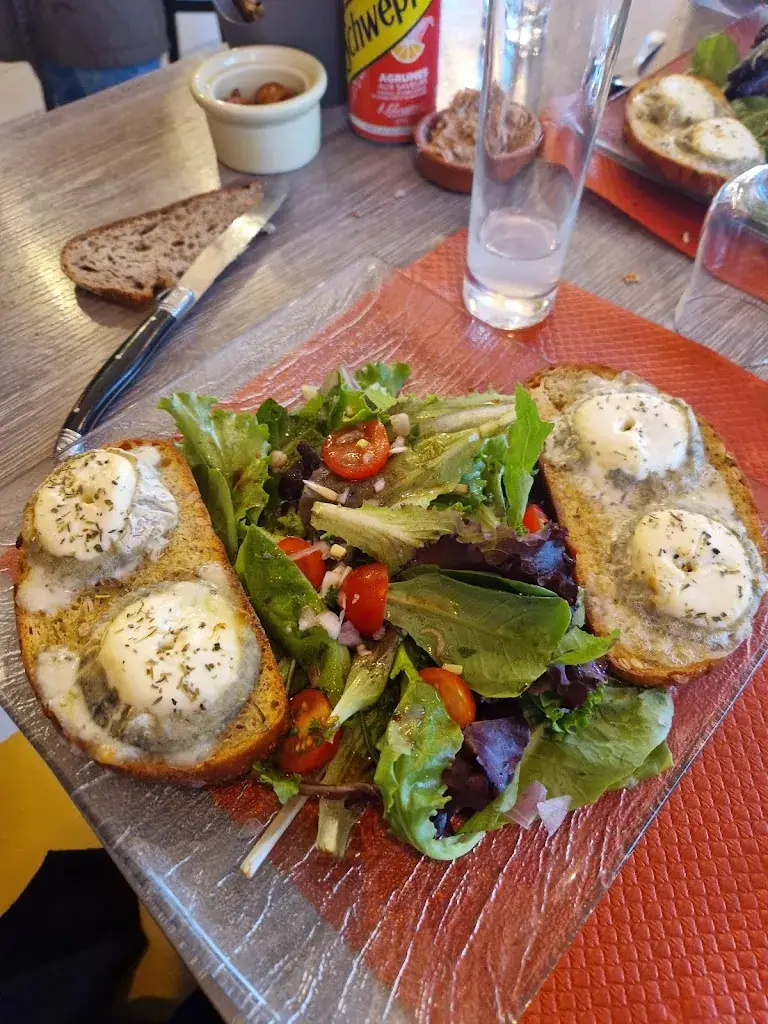 Auberge des Cocottes restaurant in Chailles