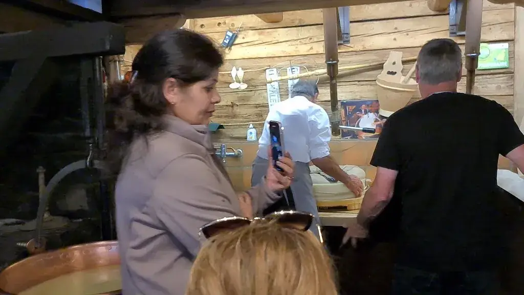 Le Chalet (restaurant et fromagerie de démonstration)_Château-d’Œx_slider_image_2